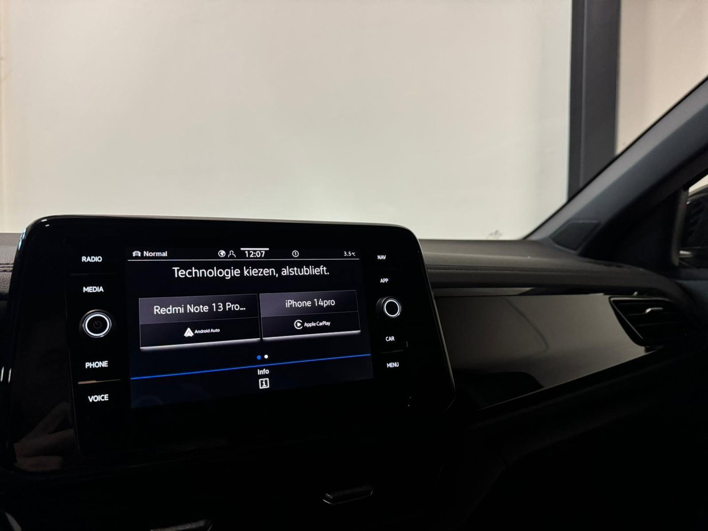 Volkswagen T-Roc 1.5 TSI R-Line PANO KEYLESS VOL'