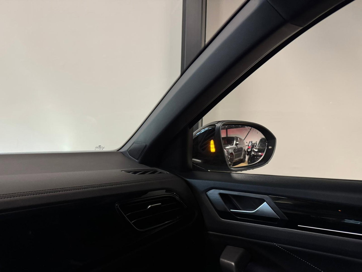 Volkswagen T-Roc 1.5 TSI R-Line PANO KEYLESS VOL'