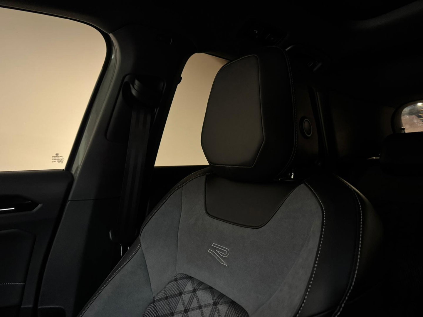 Volkswagen T-Roc 1.5 TSI R-Line PANO KEYLESS VOL'