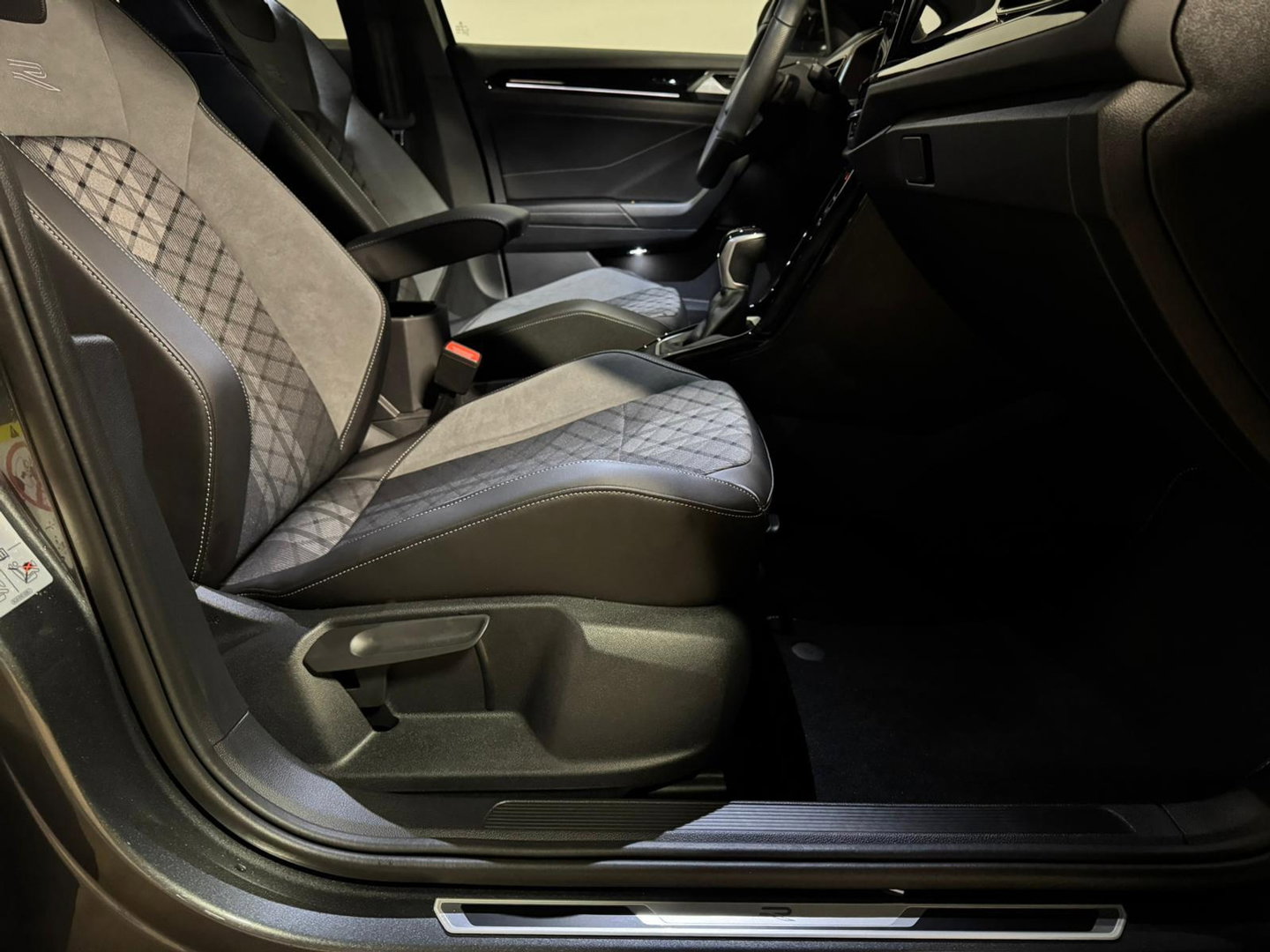 Volkswagen T-Roc 1.5 TSI R-Line PANO KEYLESS VOL'