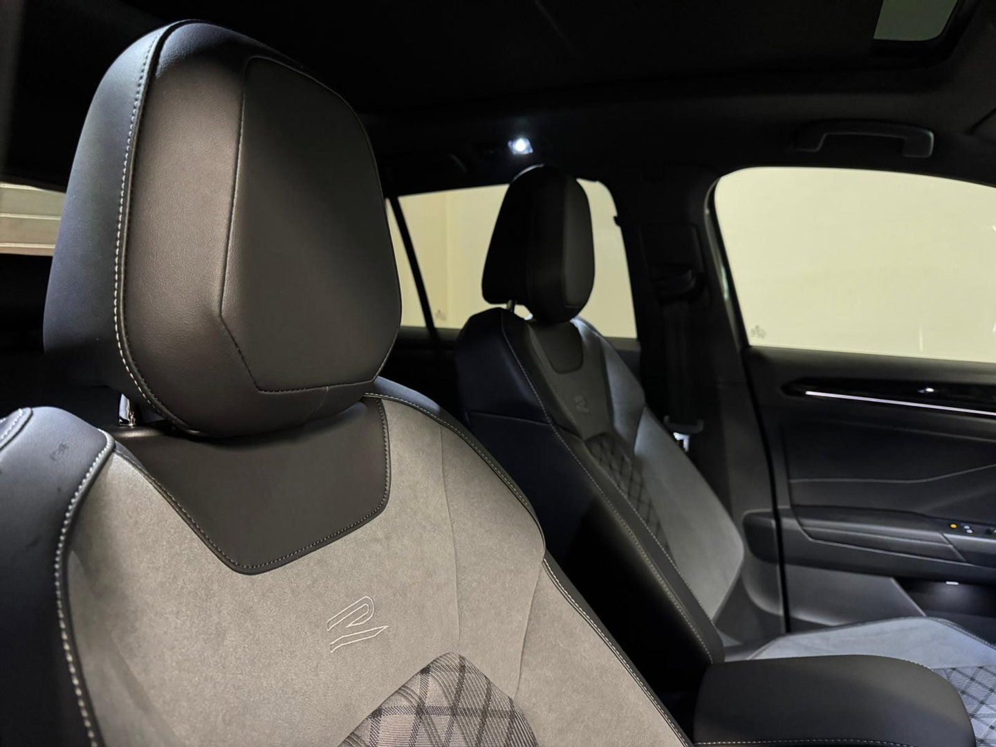 Volkswagen T-Roc 1.5 TSI R-Line PANO KEYLESS VOL'