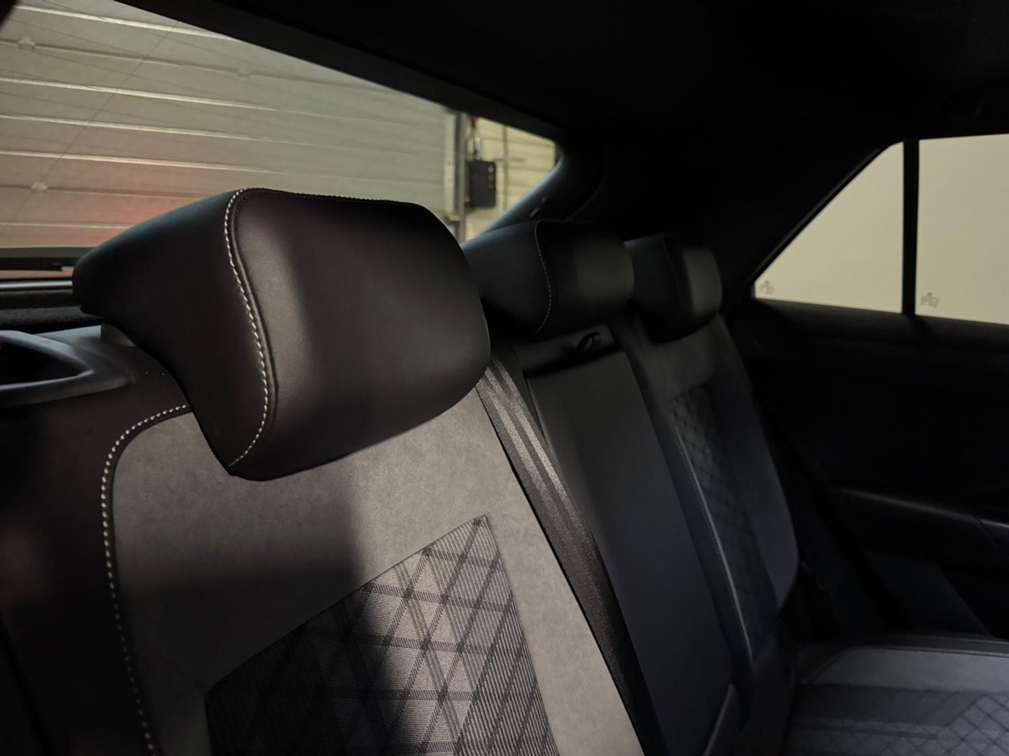 Volkswagen T-Roc 1.5 TSI R-Line PANO KEYLESS VOL'