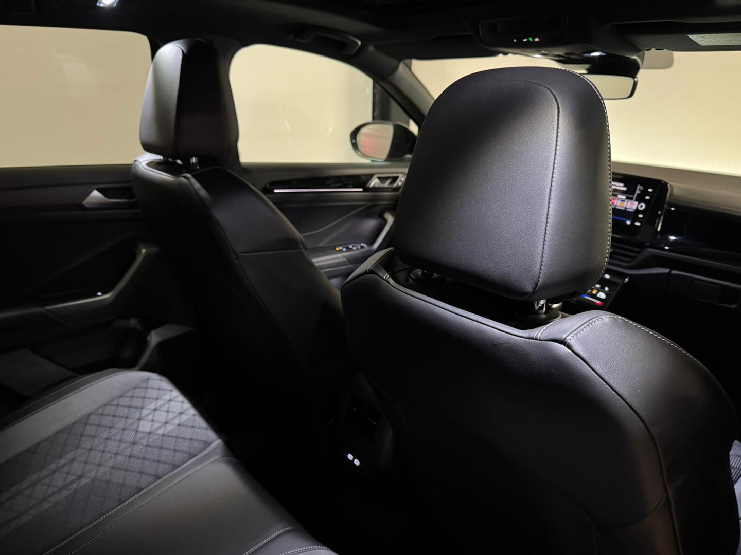 Volkswagen T-Roc 1.5 TSI R-Line PANO KEYLESS VOL'