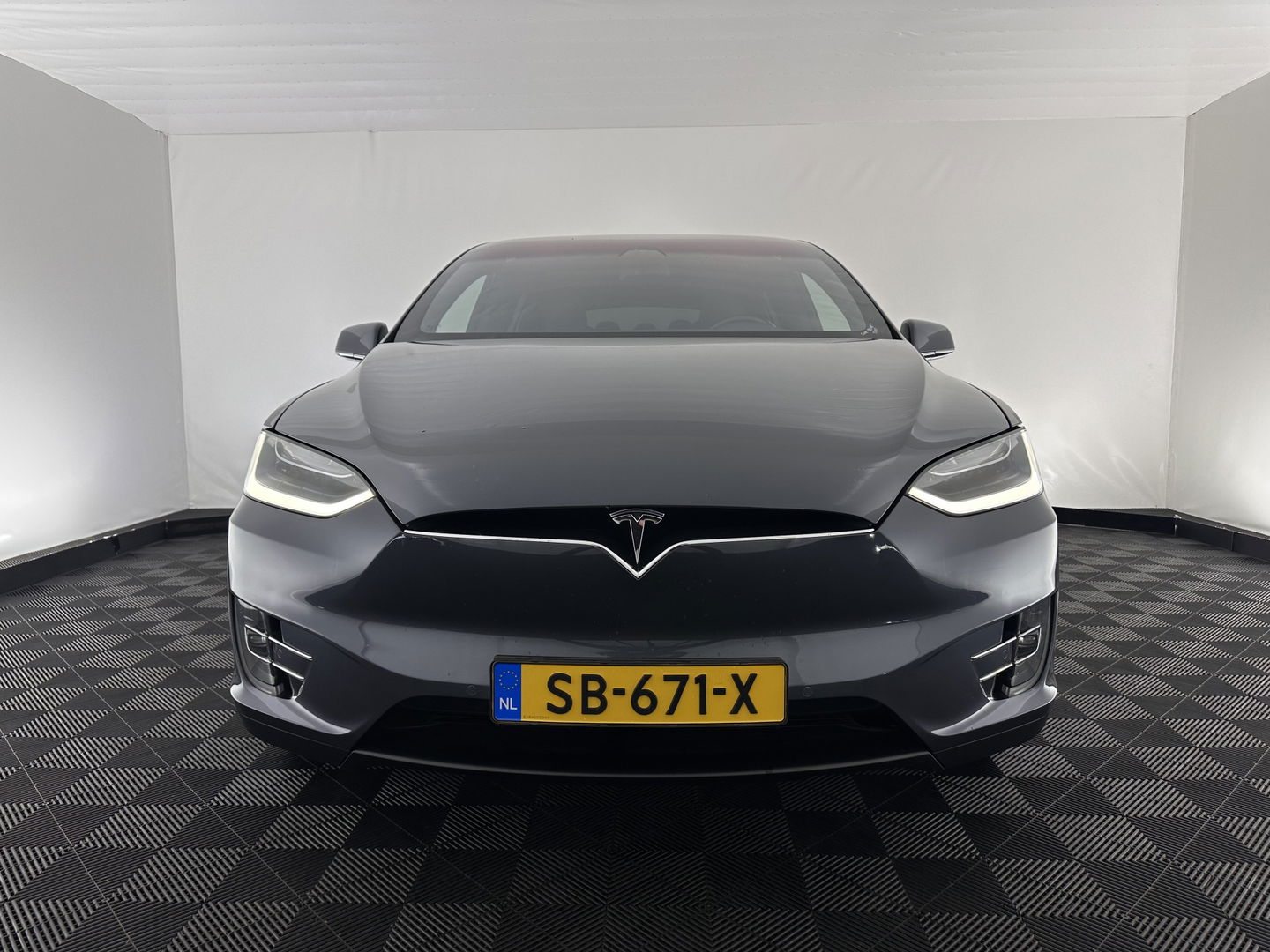 Tesla Model X 75D Base 7-Pers. [ 3-Fase-17kW ] {SOH-88%} Aut. *PANO-WINDOW | AUTOPILOT | LEATHER-FABRIC | TOPVIEW | NAVI-FULLMAP | FULL-LED | AIRSUSPENSION | DIGI-COCKPIT | KEYLESS | CAMERA | DAB+ | HEATED-COMFORTSEATS | 20''ALU*