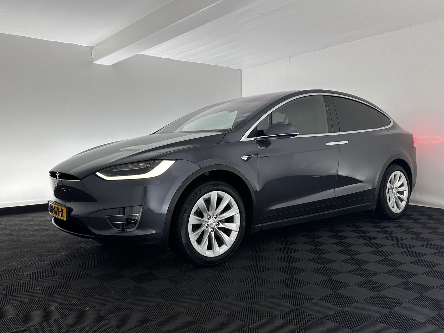 Tesla Model X 75D Base 7-Pers. [ 3-Fase-17kW ] {SOH-88%} Aut. *PANO-WINDOW | AUTOPILOT | LEATHER-FABRIC | TOPVIEW | NAVI-FULLMAP | FULL-LED | AIRSUSPENSION | DIGI-COCKPIT | KEYLESS | CAMERA | DAB+ | HEATED-COMFORTSEATS | 20''ALU*