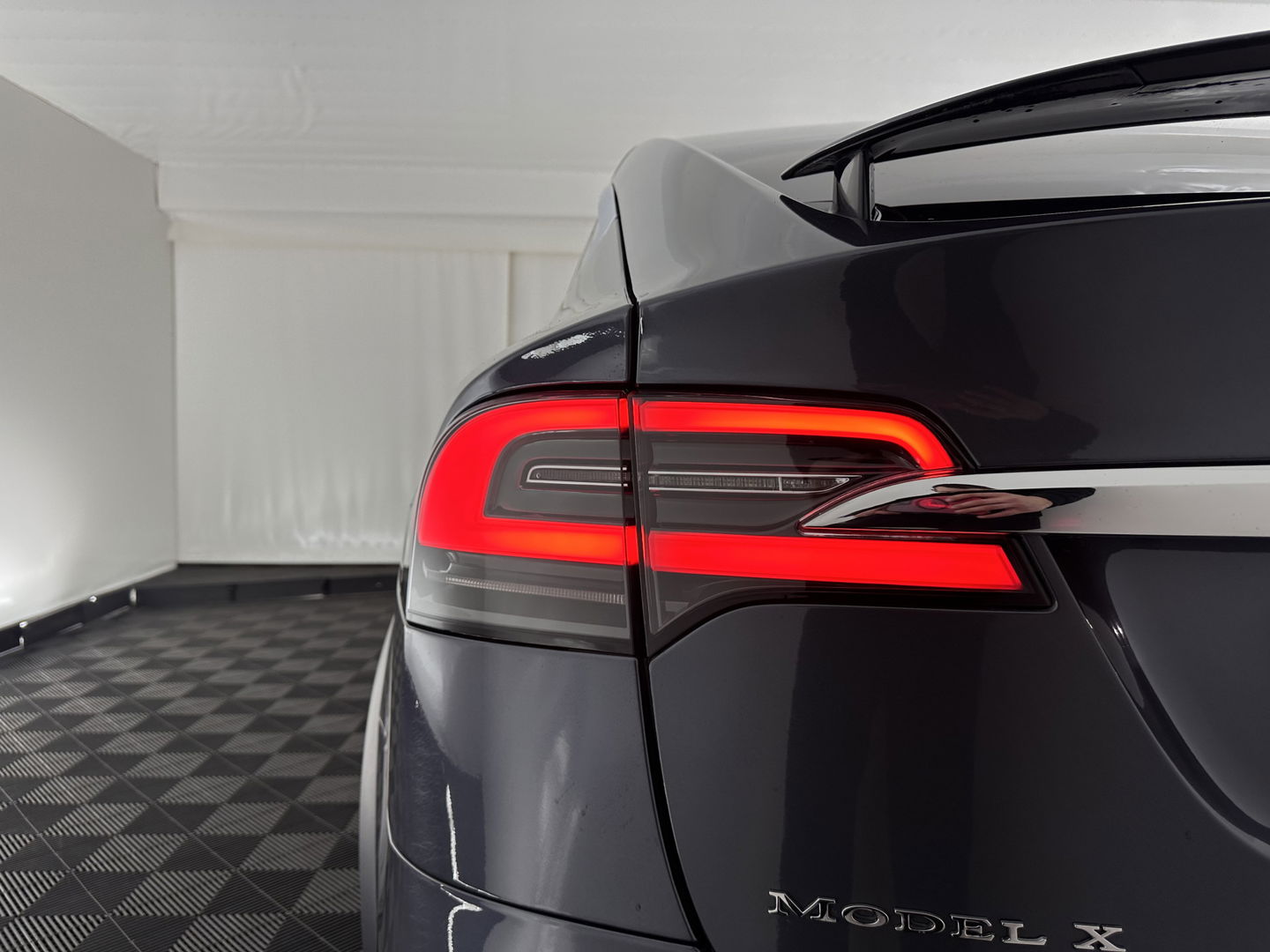 Tesla Model X 75D Base 7-Pers. [ 3-Fase-17kW ] {SOH-88%} Aut. *PANO-WINDOW | AUTOPILOT | LEATHER-FABRIC | TOPVIEW | NAVI-FULLMAP | FULL-LED | AIRSUSPENSION | DIGI-COCKPIT | KEYLESS | CAMERA | DAB+ | HEATED-COMFORTSEATS | 20''ALU*