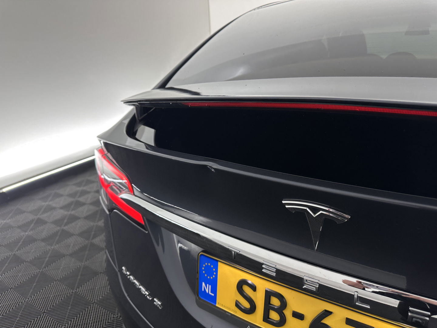 Tesla Model X 75D Base 7-Pers. [ 3-Fase-17kW ] {SOH-88%} Aut. *PANO-WINDOW | AUTOPILOT | LEATHER-FABRIC | TOPVIEW | NAVI-FULLMAP | FULL-LED | AIRSUSPENSION | DIGI-COCKPIT | KEYLESS | CAMERA | DAB+ | HEATED-COMFORTSEATS | 20''ALU*