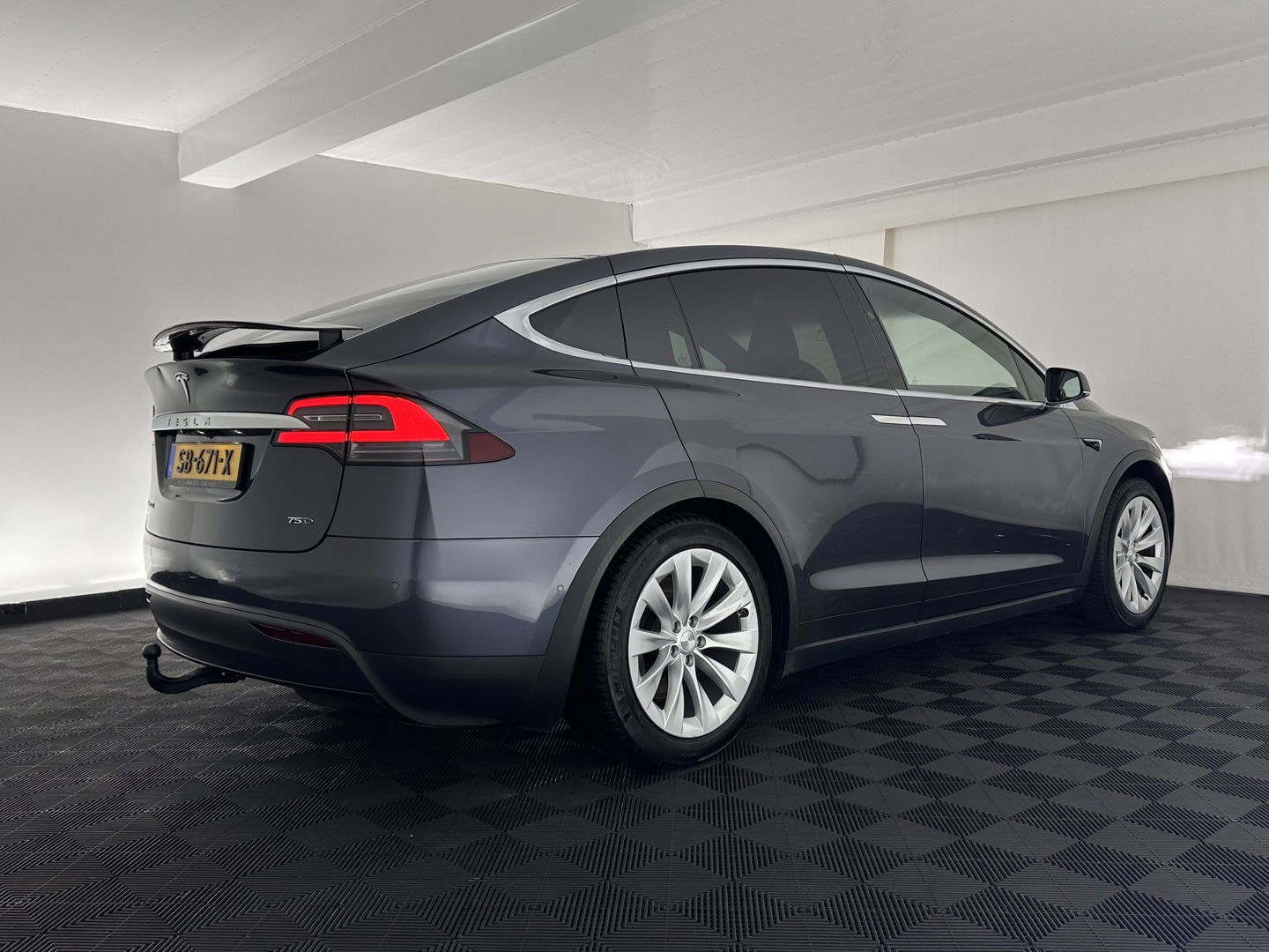 Tesla Model X 75D Base 7-Pers. [ 3-Fase-17kW ] {SOH-88%} Aut. *PANO-WINDOW | AUTOPILOT | LEATHER-FABRIC | TOPVIEW | NAVI-FULLMAP | FULL-LED | AIRSUSPENSION | DIGI-COCKPIT | KEYLESS | CAMERA | DAB+ | HEATED-COMFORTSEATS | 20''ALU*