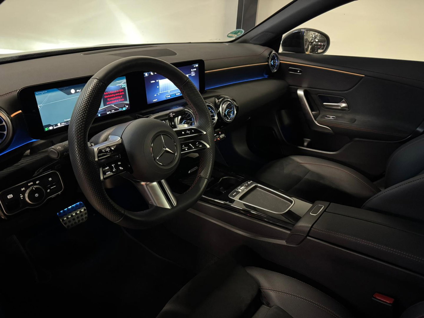 Mercedes-Benz CLA-Klasse 180 AMG PANO 360' SFEER VOL!