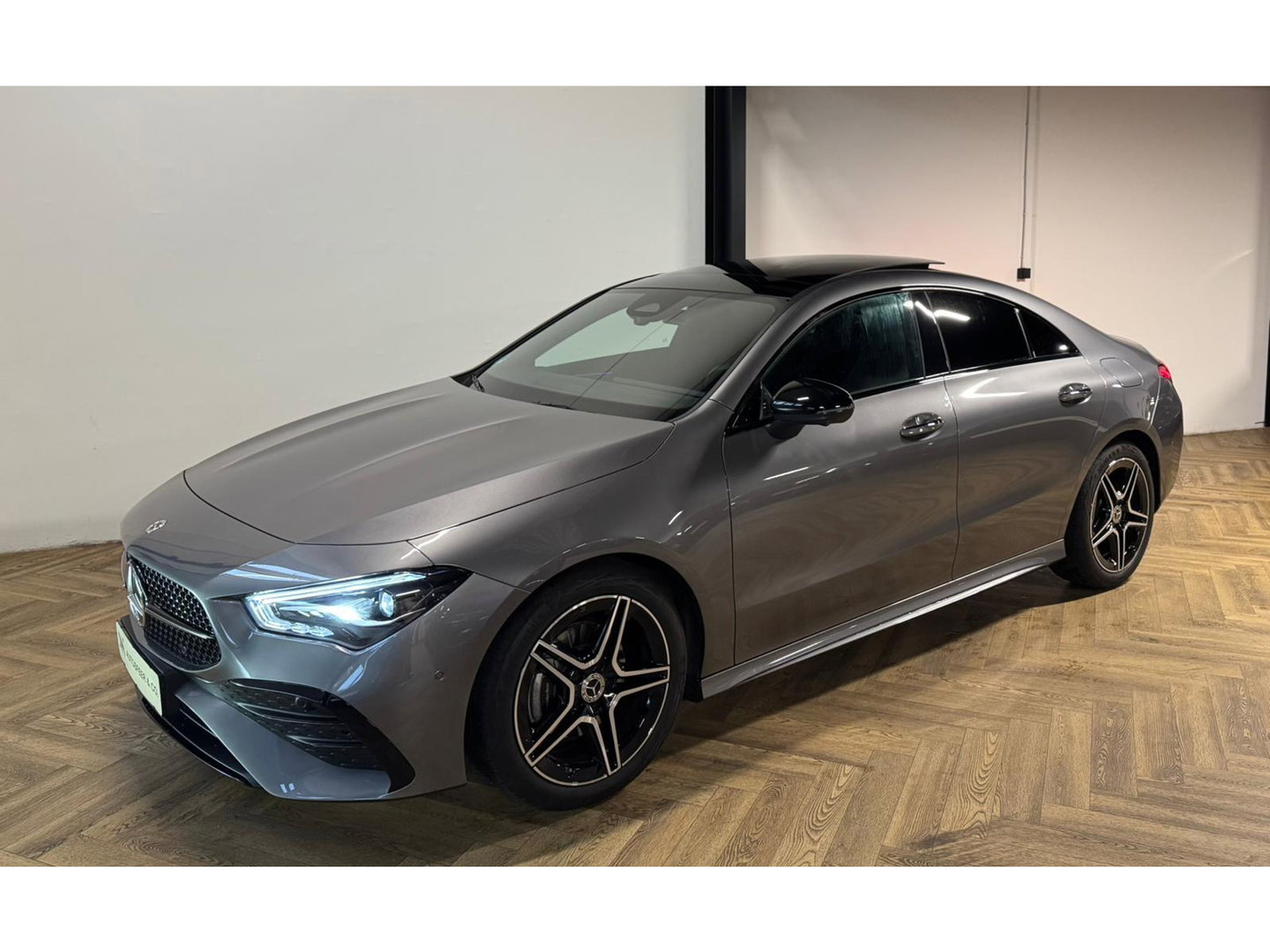 Mercedes-Benz CLA-Klasse 180 AMG PANO 360' SFEER VOL!