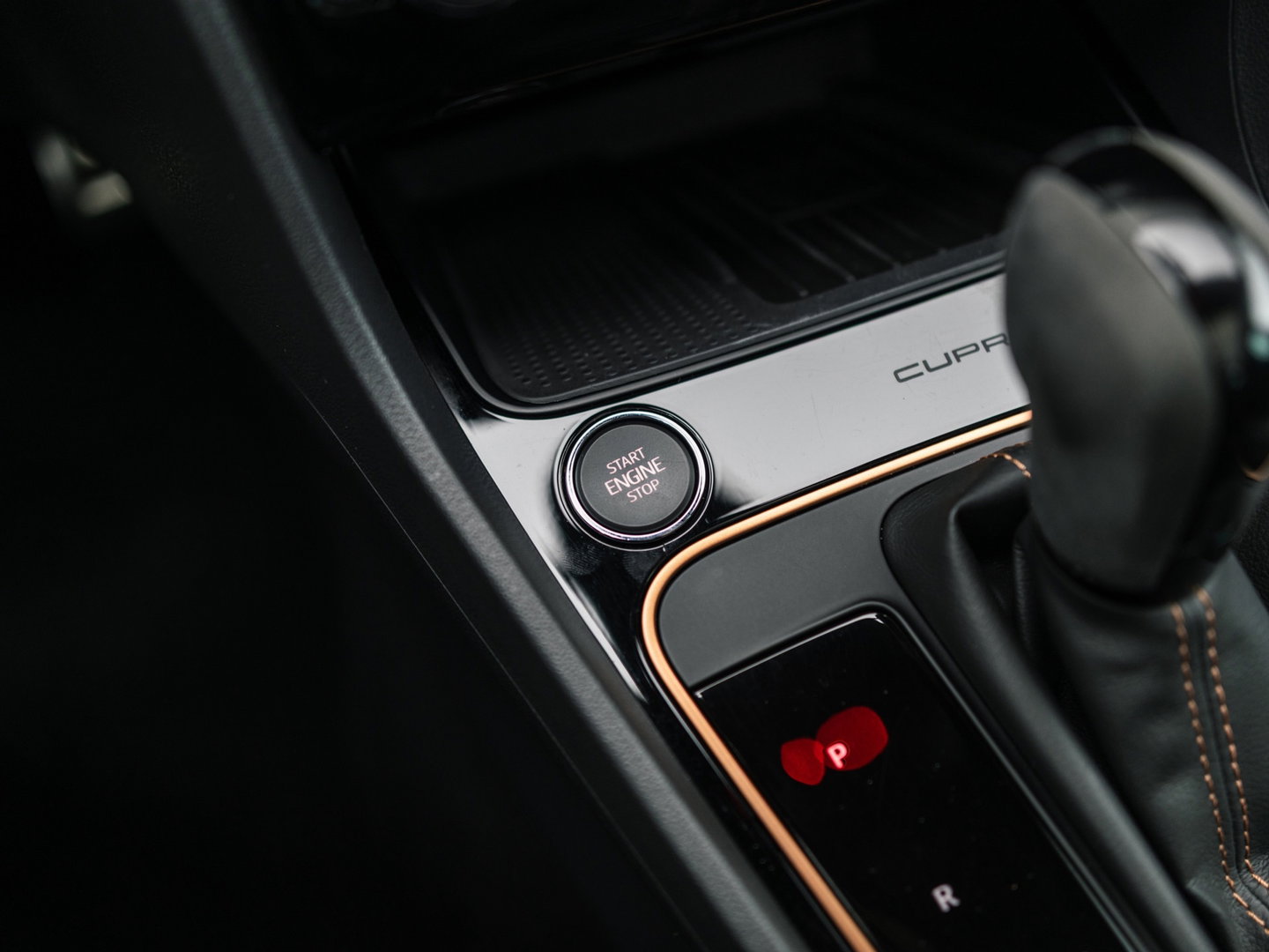 SEAT Leon ST 2.0 TSI CUPRA R 4DRIVE BLACKNESS GREY CARBON