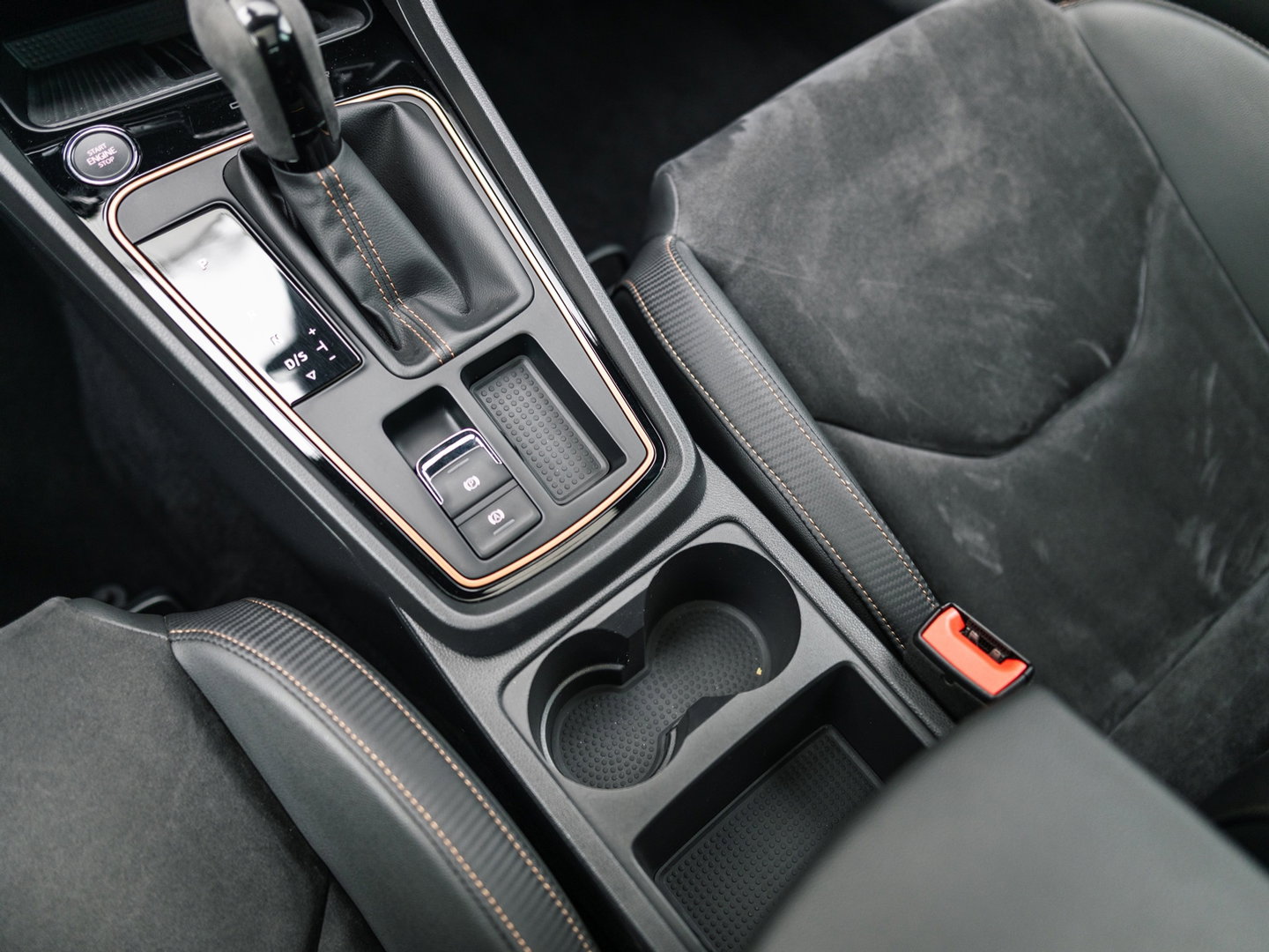 SEAT Leon ST 2.0 TSI CUPRA R 4DRIVE BLACKNESS GREY CARBON