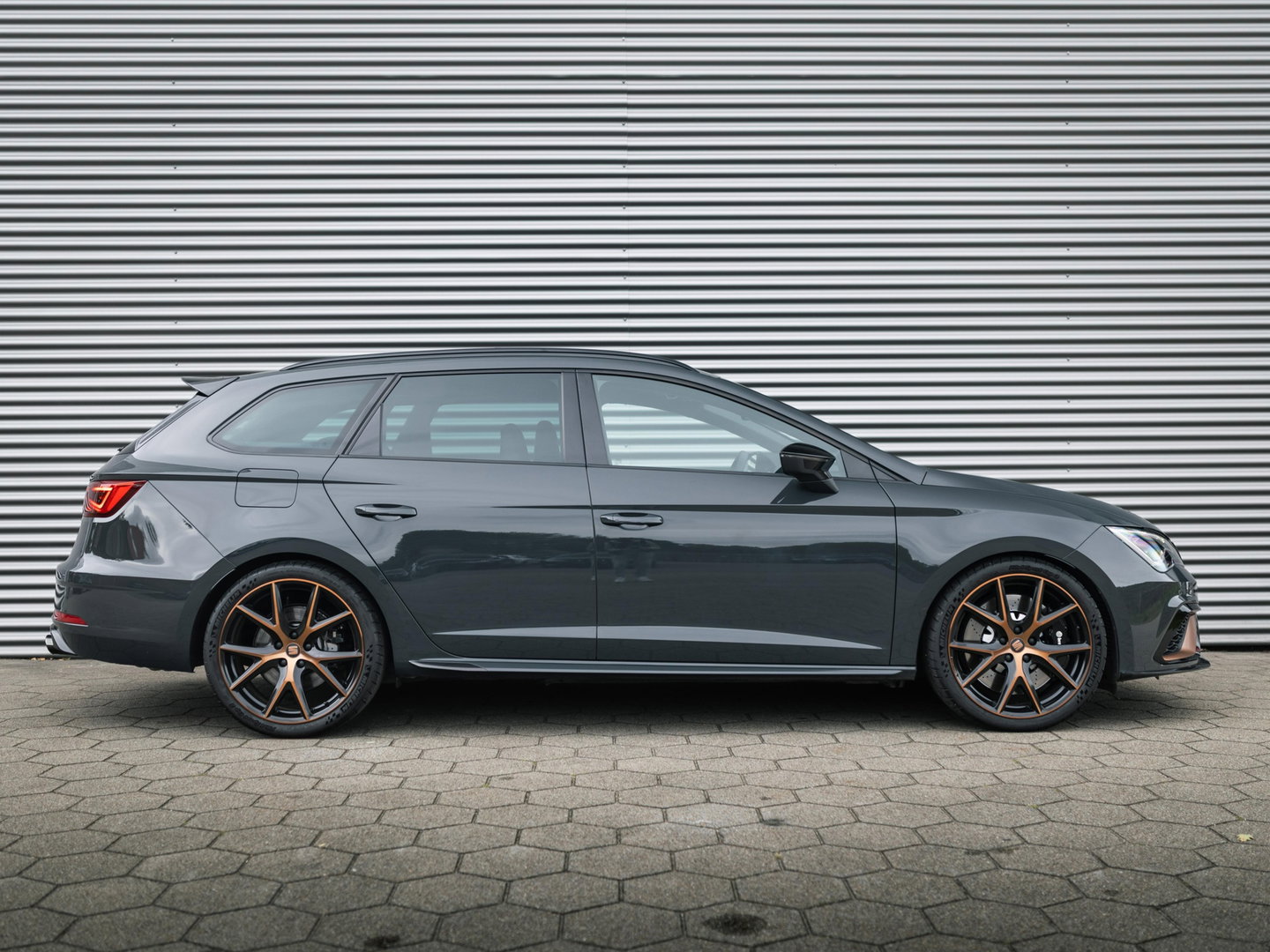 SEAT Leon ST 2.0 TSI CUPRA R 4DRIVE BLACKNESS GREY CARBON