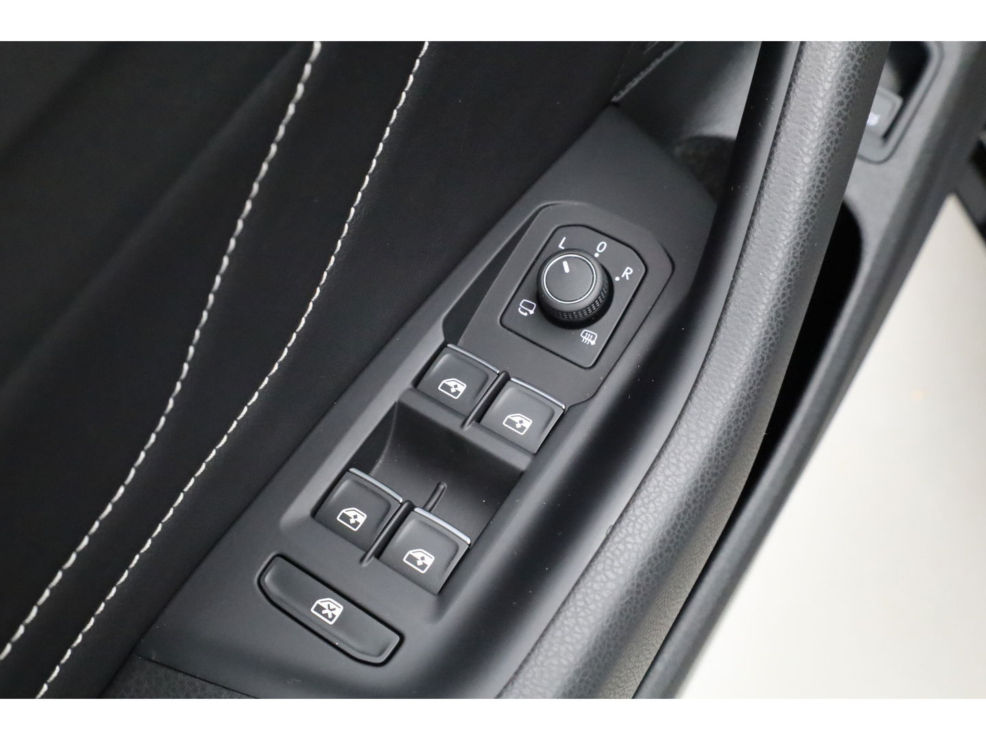 Volkswagen Arteon 1.4 TSI eHybrid R-Line Business | SOH 94.3% | Pano | Elek. Trekhaak | Memory | 360cam | Stoel- Stuurverw. | CarPlay