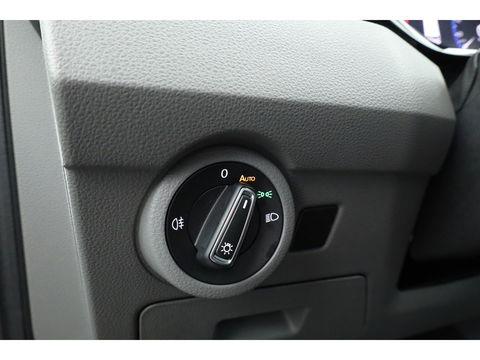 Volkswagen Transporter 2.0 TDI L2H1 32 DC Comfortline | Trekhaak | Adapt. Cruise | Camera | Apple CarPlay & Android auto | Leder | DAB