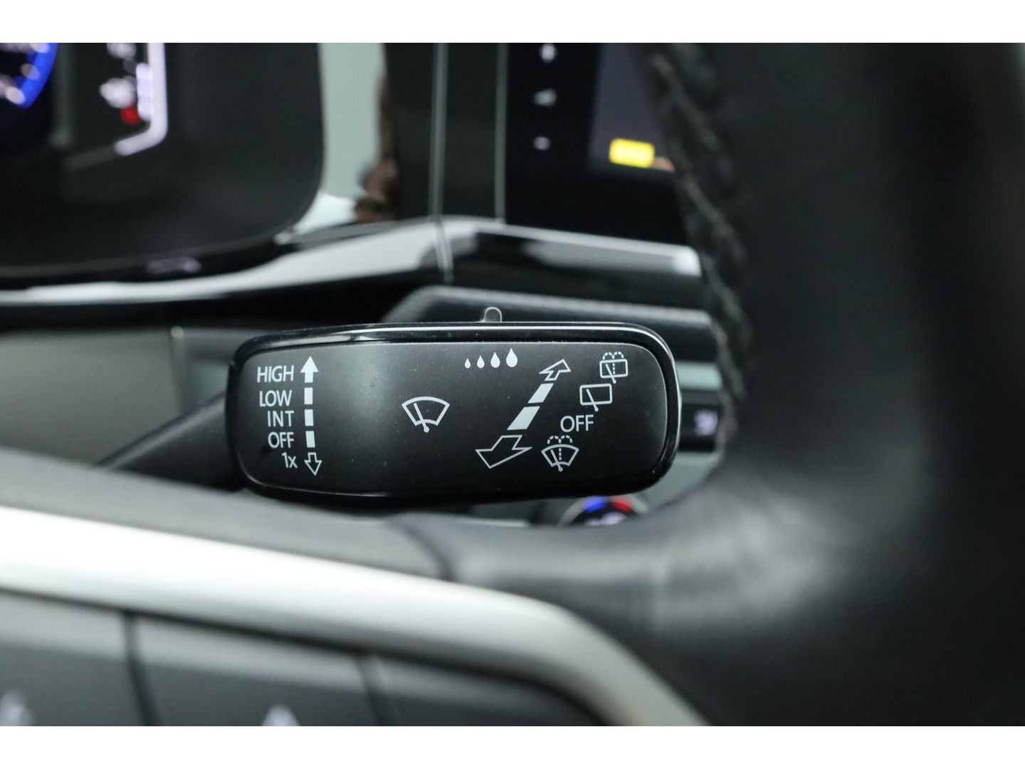 Volkswagen Transporter 2.0 TDI L2H1 32 DC Comfortline | Trekhaak | Adapt. Cruise | Camera | Apple CarPlay & Android auto | Leder | DAB