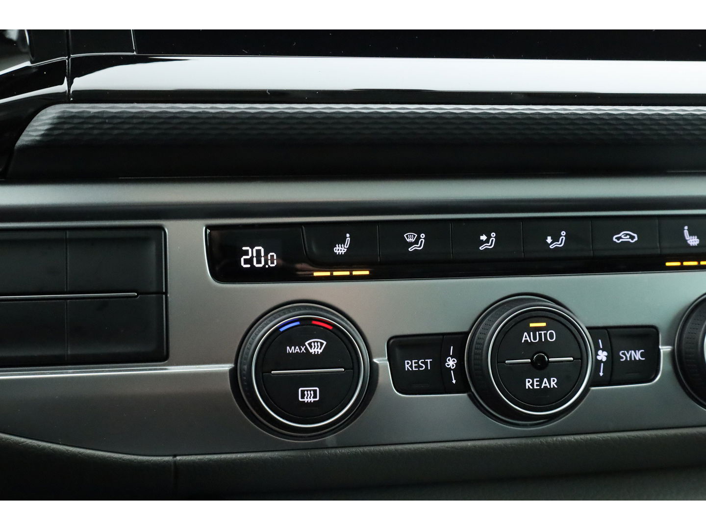 Volkswagen Transporter 2.0 TDI L2H1 32 DC Comfortline | Trekhaak | Adapt. Cruise | Camera | Apple CarPlay & Android auto | Leder | DAB