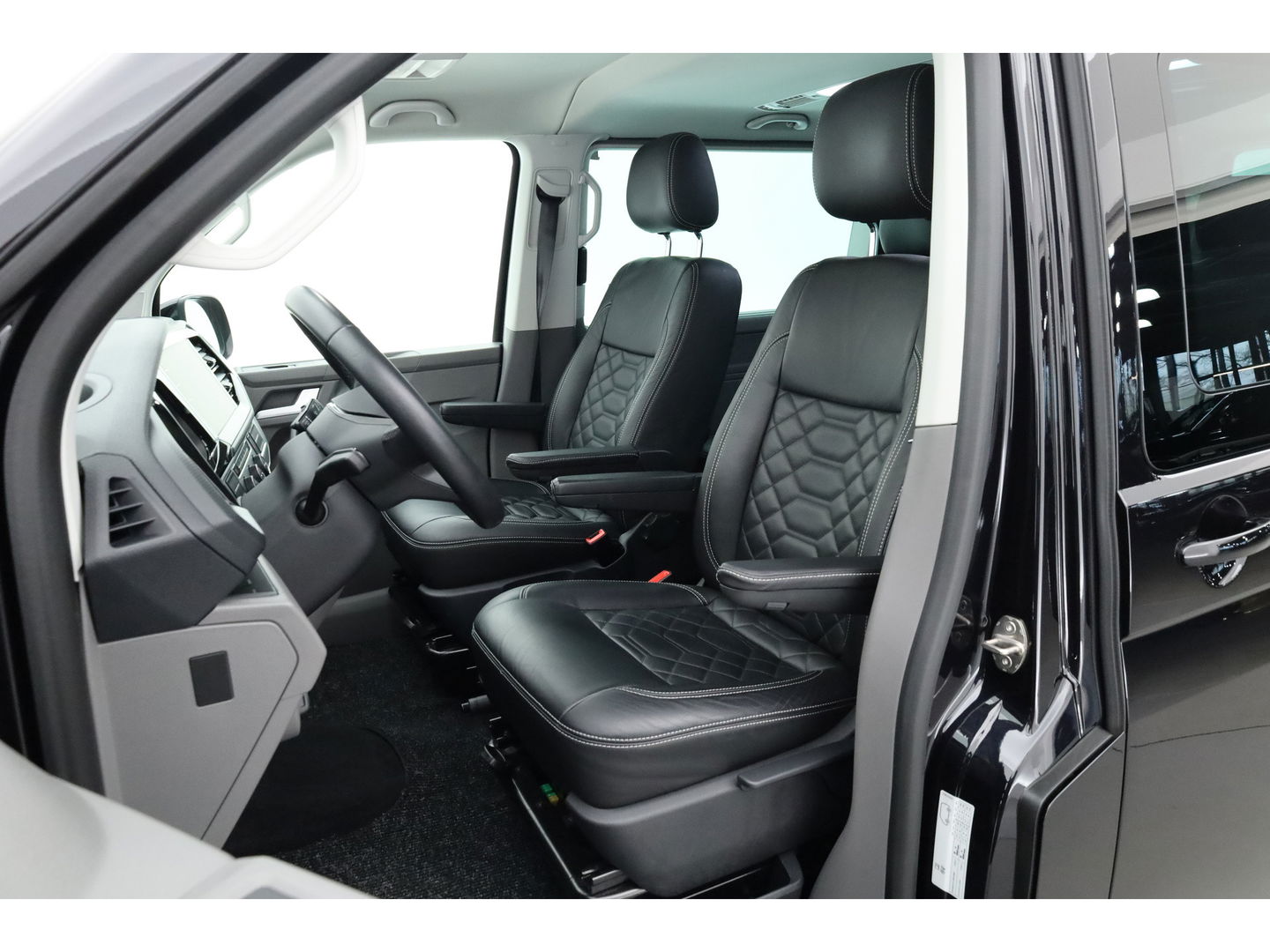 Volkswagen Transporter 2.0 TDI L2H1 32 DC Comfortline | Trekhaak | Adapt. Cruise | Camera | Apple CarPlay & Android auto | Leder | DAB