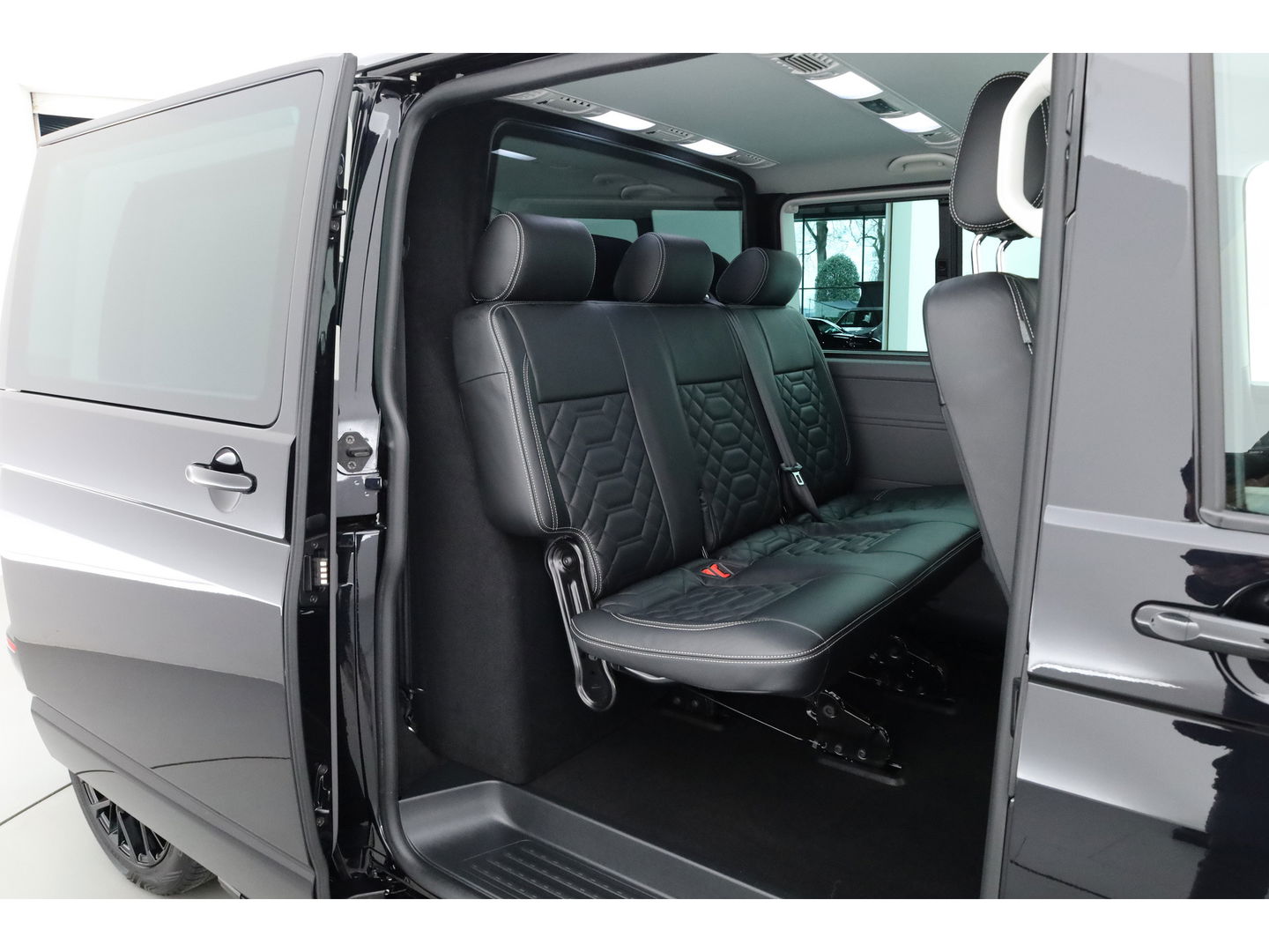 Volkswagen Transporter 2.0 TDI L2H1 32 DC Comfortline | Trekhaak | Adapt. Cruise | Camera | Apple CarPlay & Android auto | Leder | DAB