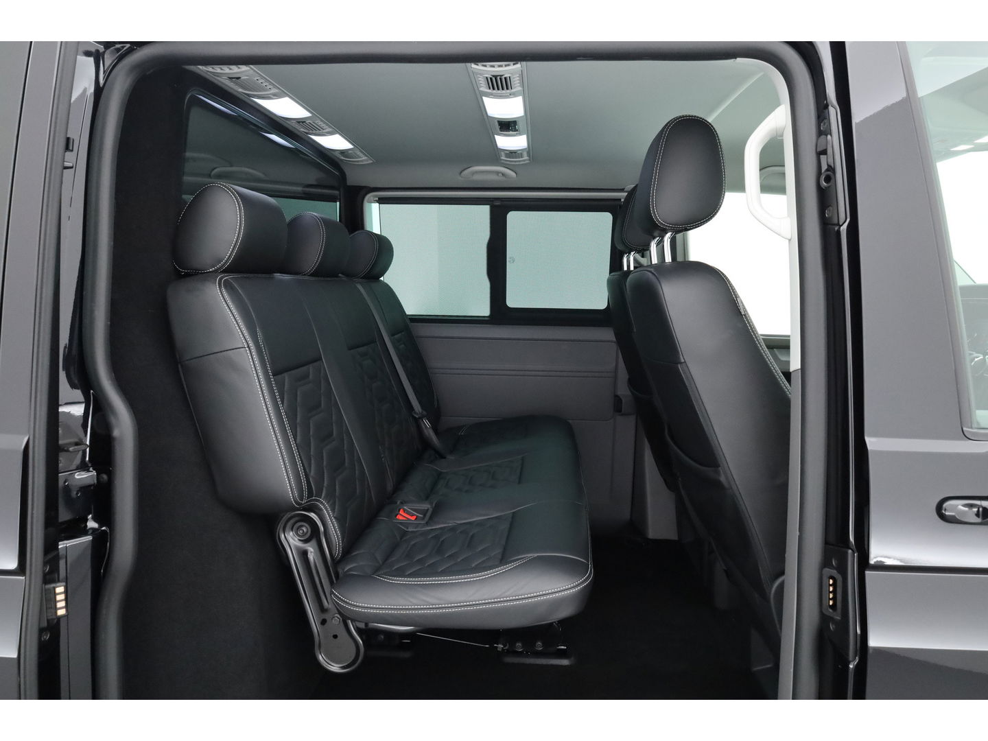 Volkswagen Transporter 2.0 TDI L2H1 32 DC Comfortline | Trekhaak | Adapt. Cruise | Camera | Apple CarPlay & Android auto | Leder | DAB
