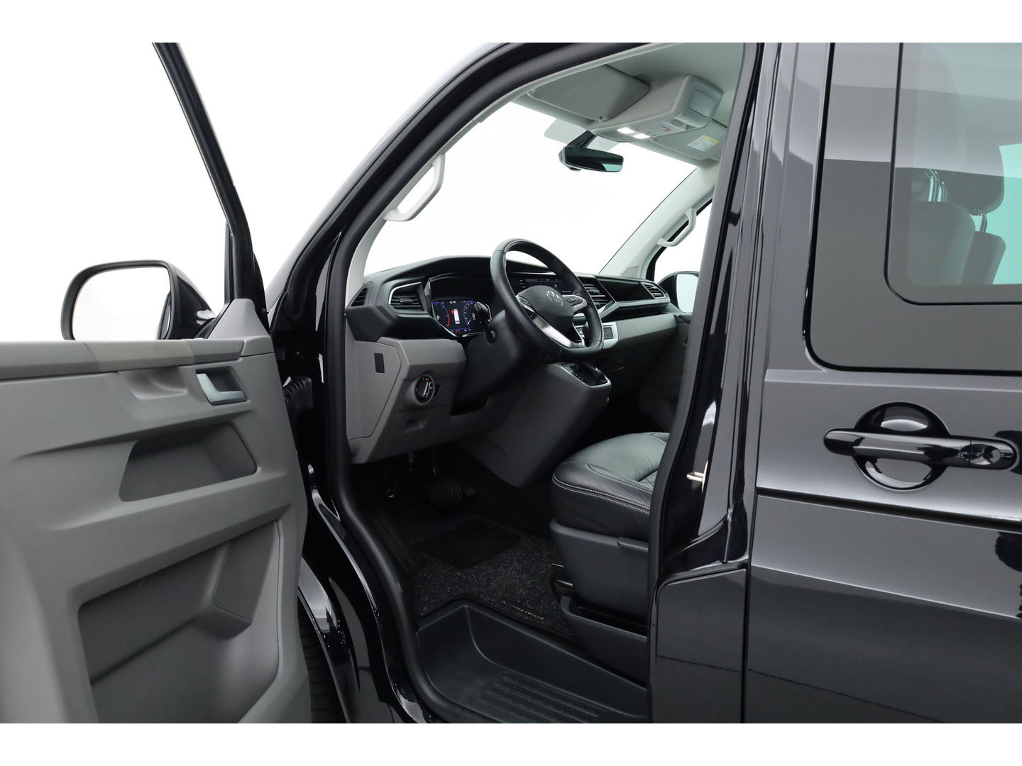 Volkswagen Transporter 2.0 TDI L2H1 32 DC Comfortline | Trekhaak | Adapt. Cruise | Camera | Apple CarPlay & Android auto | Leder | DAB