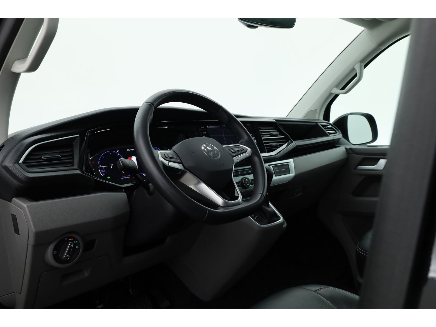 Volkswagen Transporter 2.0 TDI L2H1 32 DC Comfortline | Trekhaak | Adapt. Cruise | Camera | Apple CarPlay & Android auto | Leder | DAB