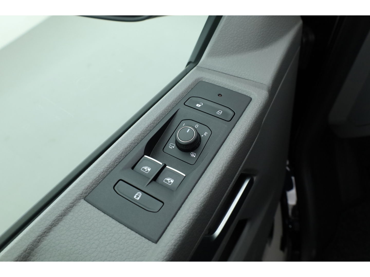 Volkswagen Transporter 2.0 TDI L2H1 32 DC Comfortline | Trekhaak | Adapt. Cruise | Camera | Apple CarPlay & Android auto | Leder | DAB