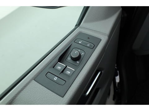 Volkswagen Transporter 2.0 TDI L2H1 32 DC Comfortline | Trekhaak | Adapt. Cruise | Camera | Apple CarPlay & Android auto | Leder | DAB