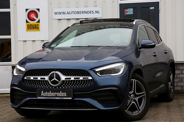 Mercedes-Benz GLA - 250 e AMG Line*Perfect Onderh.*Elek. Trekhaak/Pano/ACC/HUD/Leder/Stoelverw./Memorie/LED/DAB/Sfeer/Carbon/Dodehoek/Camera/VOL*