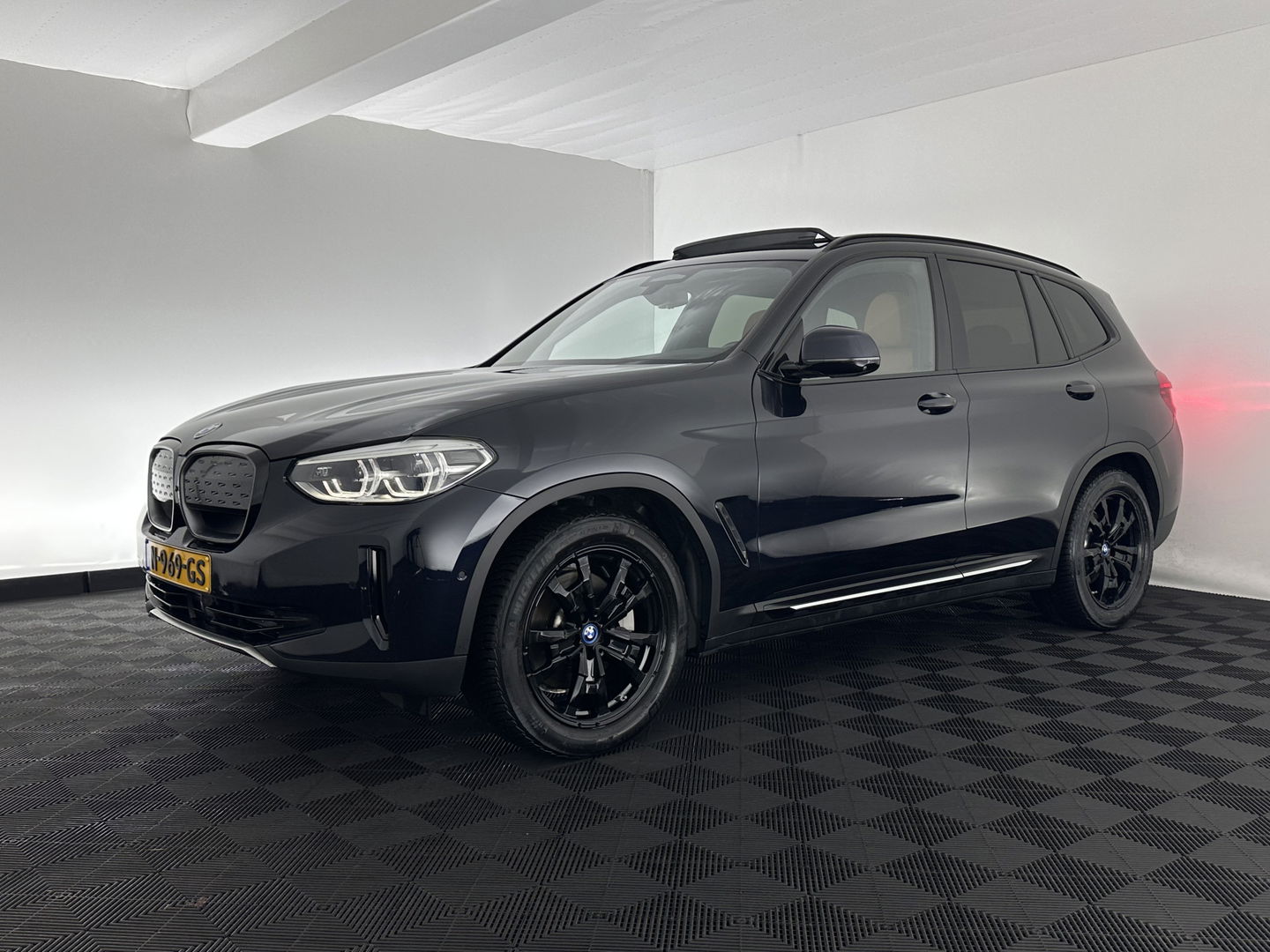 BMW iX3 High Executive 80 kWh [ 3-Fase-11kW ] {SOH-96%} (INCL-BTW) Aut. *PANO | LEATHER | HARMAN/KARDON | FULL-LED | BLINDSPOT | MEMORY-PACK | DIGI-COCKPIT | HEATED-SPORTSEATS | KEYLESS | TOPVIEW | DAB+ | NAVI-FULLMAP | HEAD-UP | PRIVACY-GLASS |