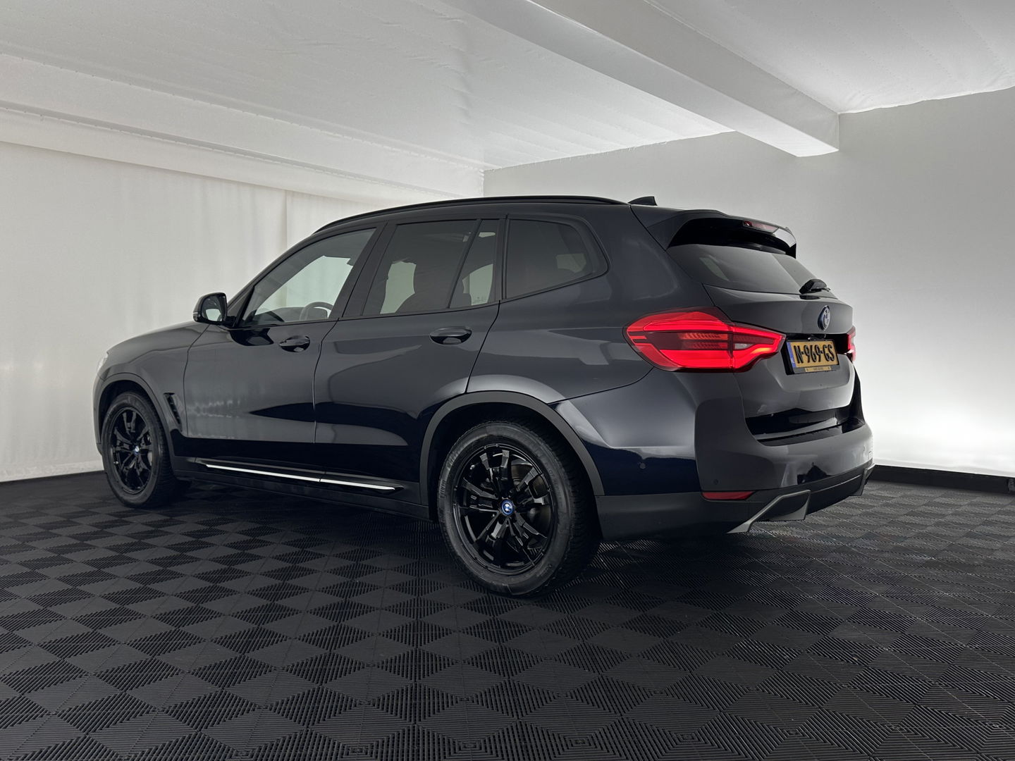 BMW iX3 High Executive 80 kWh [ 3-Fase-11kW ] {SOH-96%} (INCL-BTW) Aut. *PANO | LEATHER | HARMAN/KARDON | FULL-LED | BLINDSPOT | MEMORY-PACK | DIGI-COCKPIT | HEATED-SPORTSEATS | KEYLESS | TOPVIEW | DAB+ | NAVI-FULLMAP | HEAD-UP | PRIVACY-GLASS |
