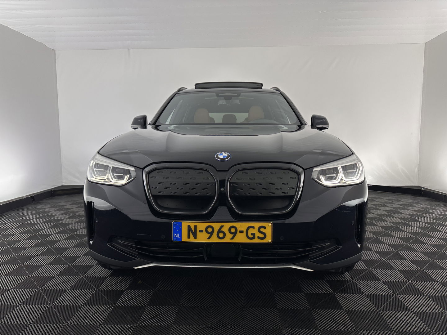 BMW iX3 High Executive 80 kWh [ 3-Fase-11kW ] {SOH-96%} (INCL-BTW) Aut. *PANO | LEATHER | HARMAN/KARDON | FULL-LED | BLINDSPOT | MEMORY-PACK | DIGI-COCKPIT | HEATED-SPORTSEATS | KEYLESS | TOPVIEW | DAB+ | NAVI-FULLMAP | HEAD-UP | PRIVACY-GLASS |