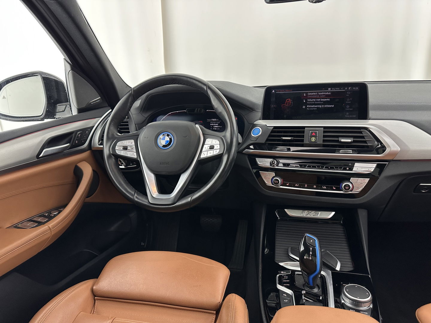 BMW iX3 High Executive 80 kWh [ 3-Fase-11kW ] {SOH-96%} (INCL-BTW) Aut. *PANO | LEATHER | HARMAN/KARDON | FULL-LED | BLINDSPOT | MEMORY-PACK | DIGI-COCKPIT | HEATED-SPORTSEATS | KEYLESS | TOPVIEW | DAB+ | NAVI-FULLMAP | HEAD-UP | PRIVACY-GLASS |