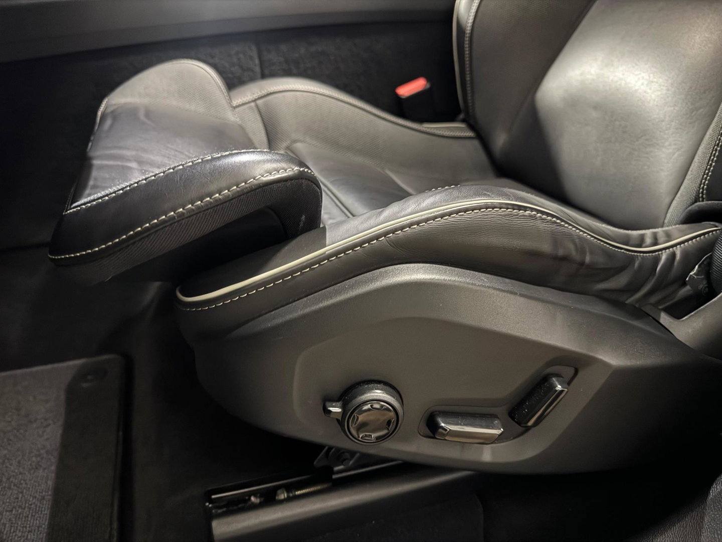 Volvo XC60 2.0 T6 Plug-in hybrid AWD R-Design PANO KEYLESS