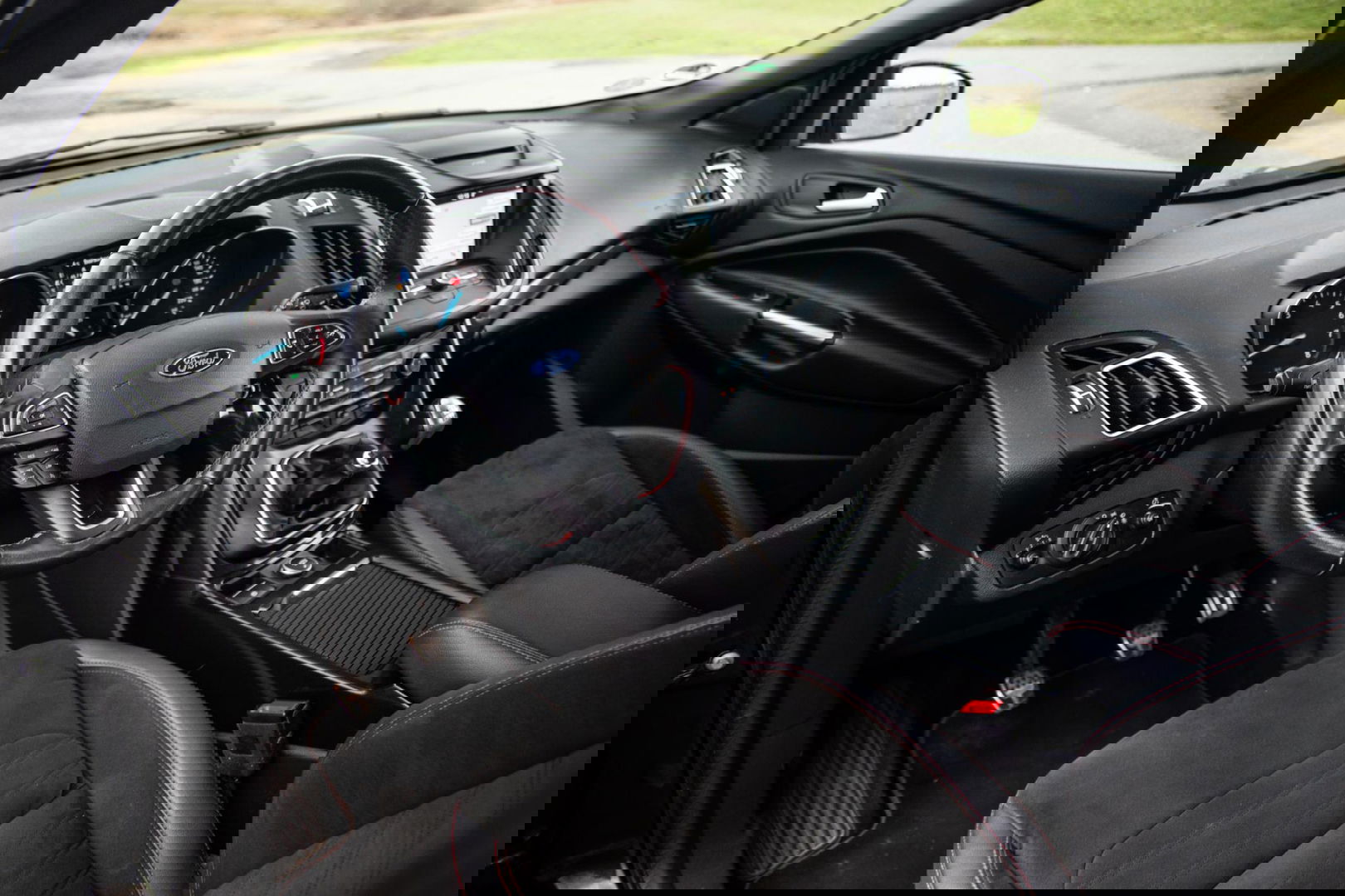 Ford Kuga 1.5 EcoBoost ST Line CAMERA / CARPLAY / TREKHAAK / 2000 KG / STOEVERWRMING / 150 PK