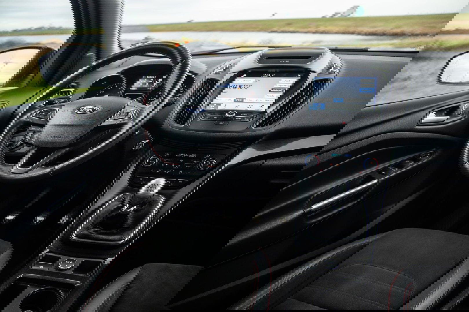 Ford Kuga 1.5 EcoBoost ST Line CAMERA / CARPLAY / TREKHAAK / 2000 KG / STOEVERWRMING / 150 PK