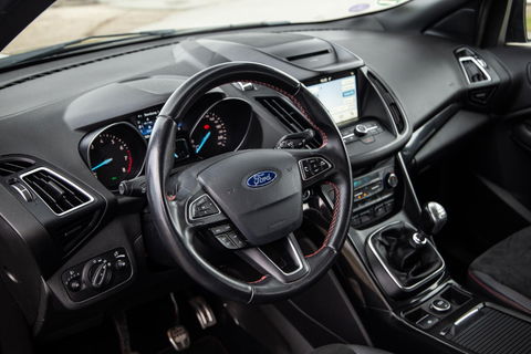 Ford Kuga 1.5 EcoBoost ST Line CAMERA / CARPLAY / TREKHAAK / 2000 KG / STOEVERWRMING / 150 PK