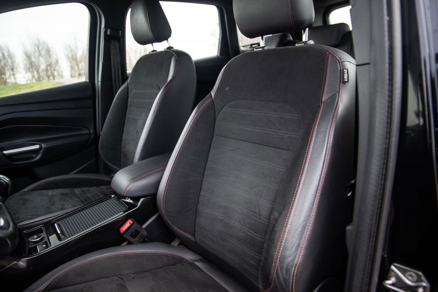 Ford Kuga 1.5 EcoBoost ST Line CAMERA / CARPLAY / TREKHAAK / 2000 KG / STOEVERWRMING / 150 PK