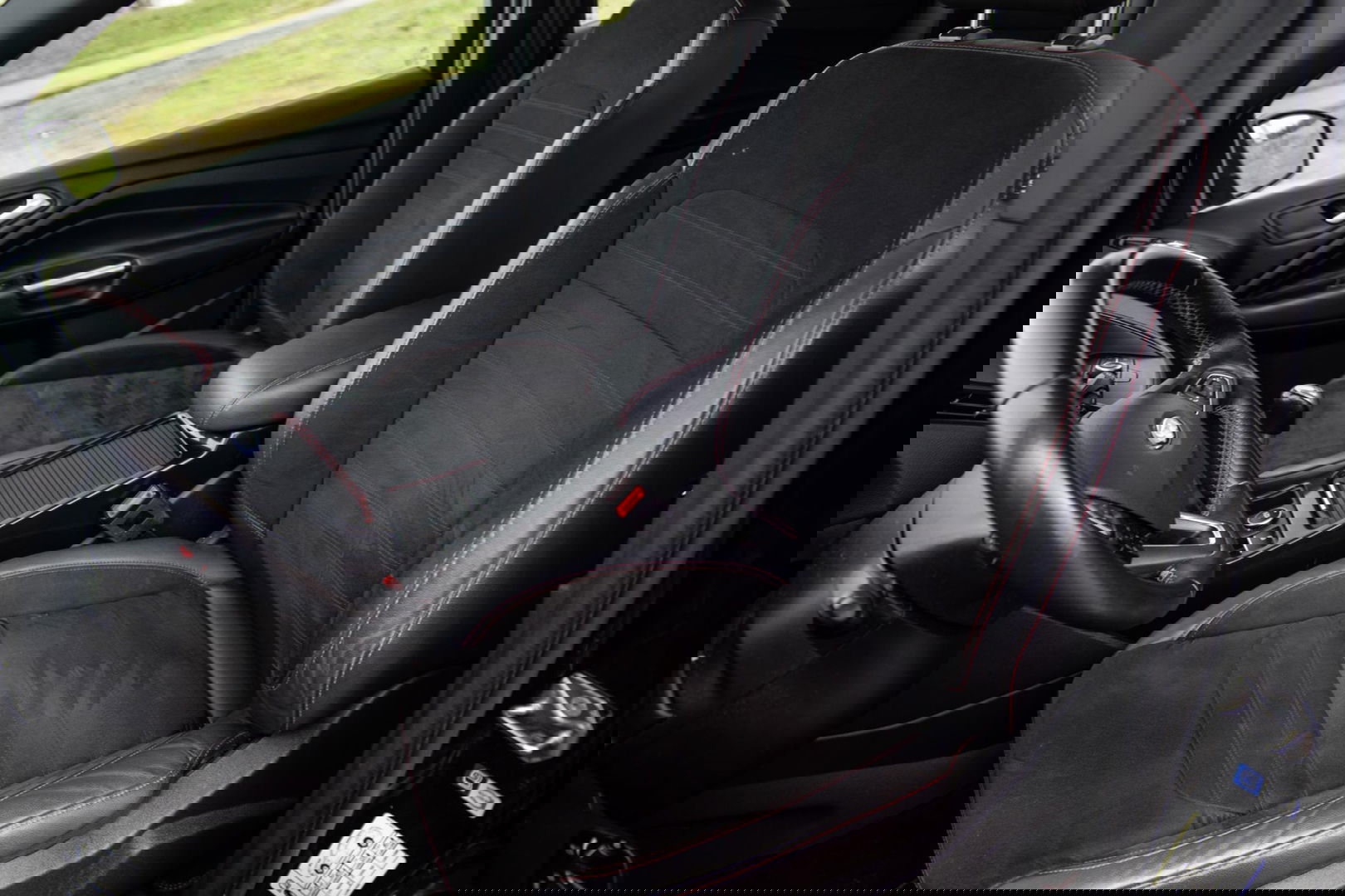 Ford Kuga 1.5 EcoBoost ST Line CAMERA / CARPLAY / TREKHAAK / 2000 KG / STOEVERWRMING / 150 PK