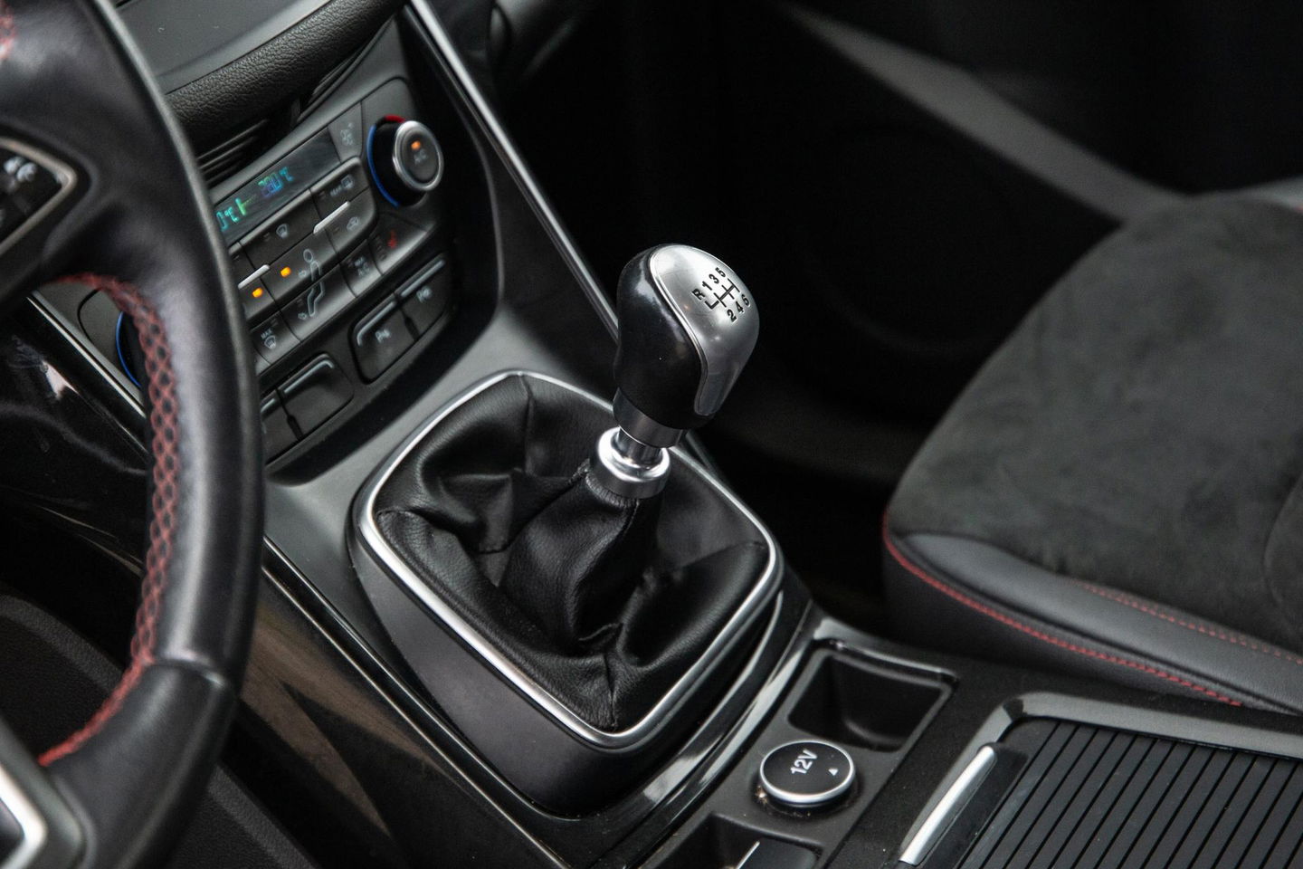 Ford Kuga 1.5 EcoBoost ST Line CAMERA / CARPLAY / TREKHAAK / 2000 KG / STOEVERWRMING / 150 PK