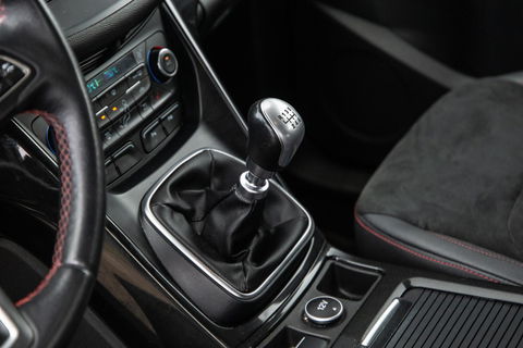 Ford Kuga 1.5 EcoBoost ST Line CAMERA / CARPLAY / TREKHAAK / 2000 KG / STOEVERWRMING / 150 PK