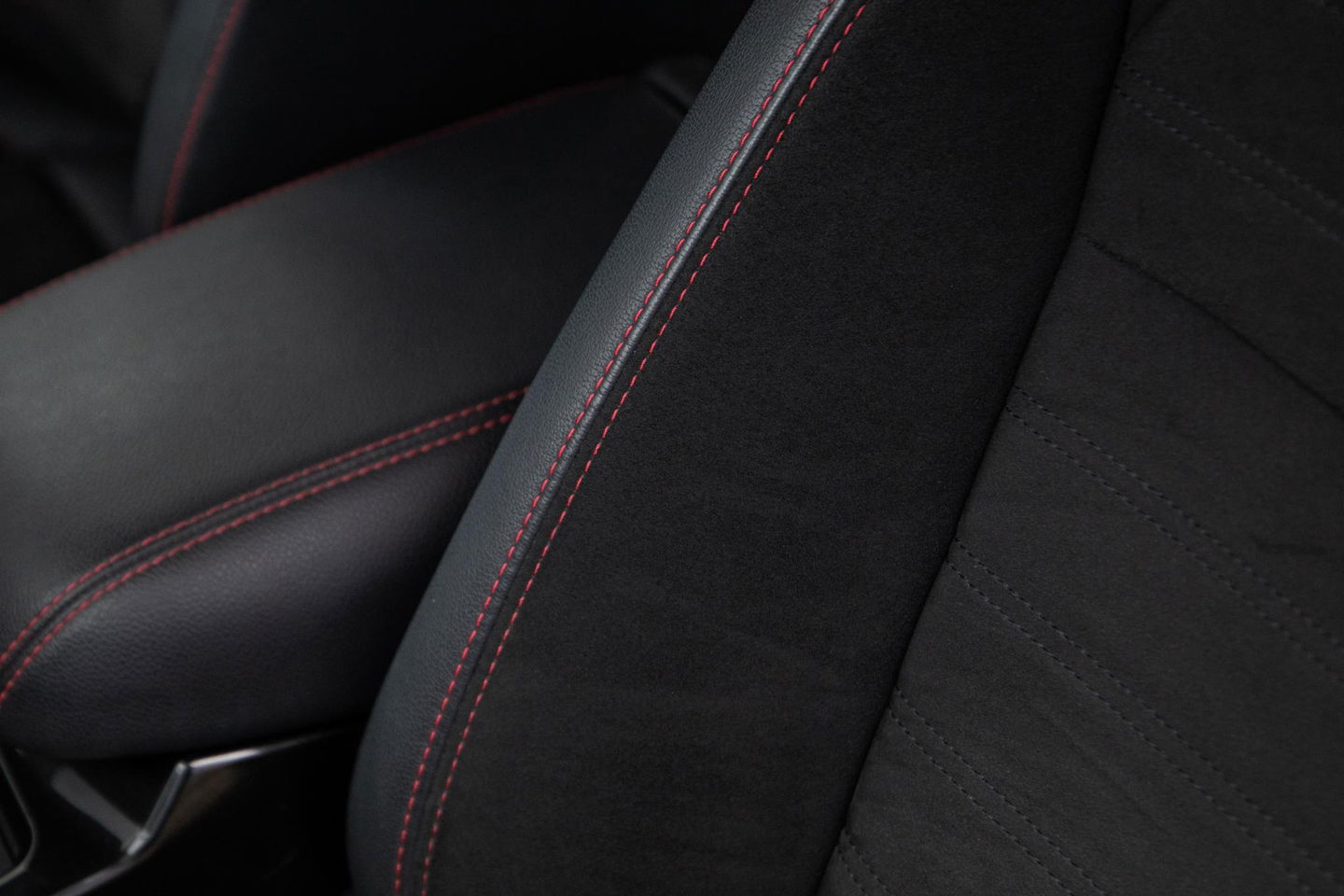 Ford Kuga 1.5 EcoBoost ST Line CAMERA / CARPLAY / TREKHAAK / 2000 KG / STOEVERWRMING / 150 PK