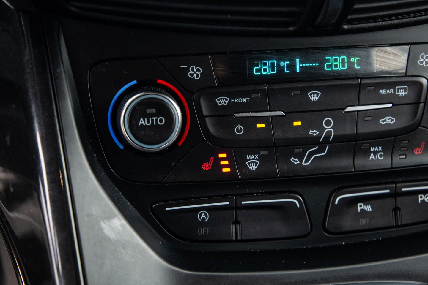 Ford Kuga 1.5 EcoBoost ST Line CAMERA / CARPLAY / TREKHAAK / 2000 KG / STOEVERWRMING / 150 PK