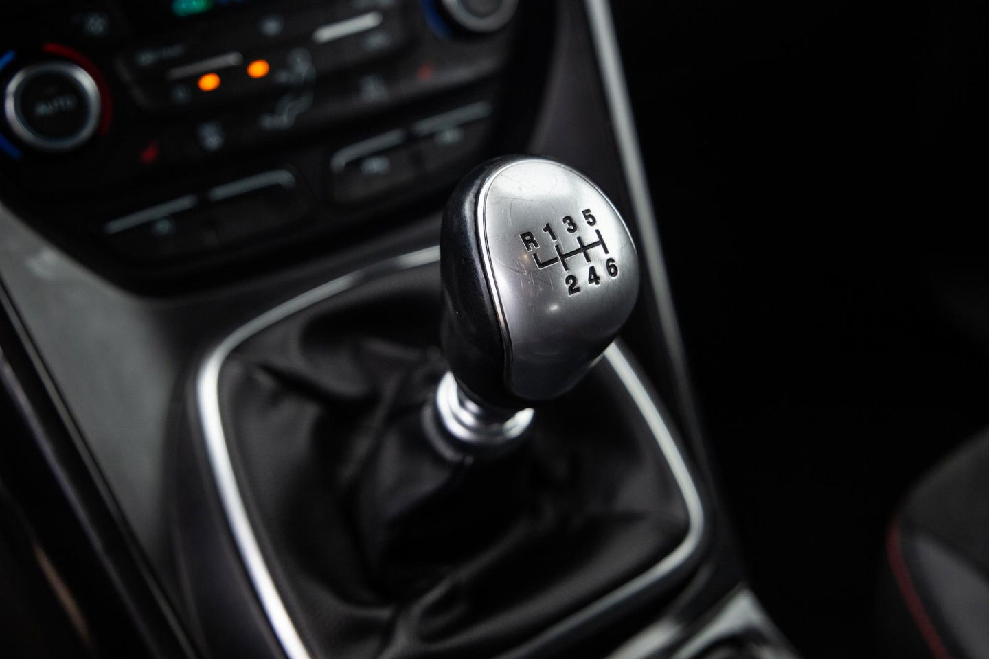 Ford Kuga 1.5 EcoBoost ST Line CAMERA / CARPLAY / TREKHAAK / 2000 KG / STOEVERWRMING / 150 PK