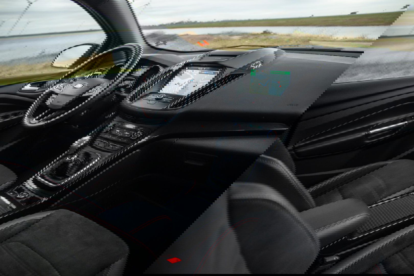 Ford Kuga 1.5 EcoBoost ST Line CAMERA / CARPLAY / TREKHAAK / 2000 KG / STOEVERWRMING / 150 PK