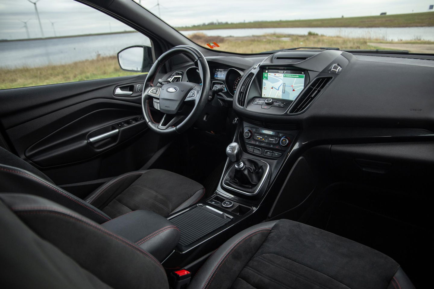 Ford Kuga 1.5 EcoBoost ST Line CAMERA / CARPLAY / TREKHAAK / 2000 KG / STOEVERWRMING / 150 PK