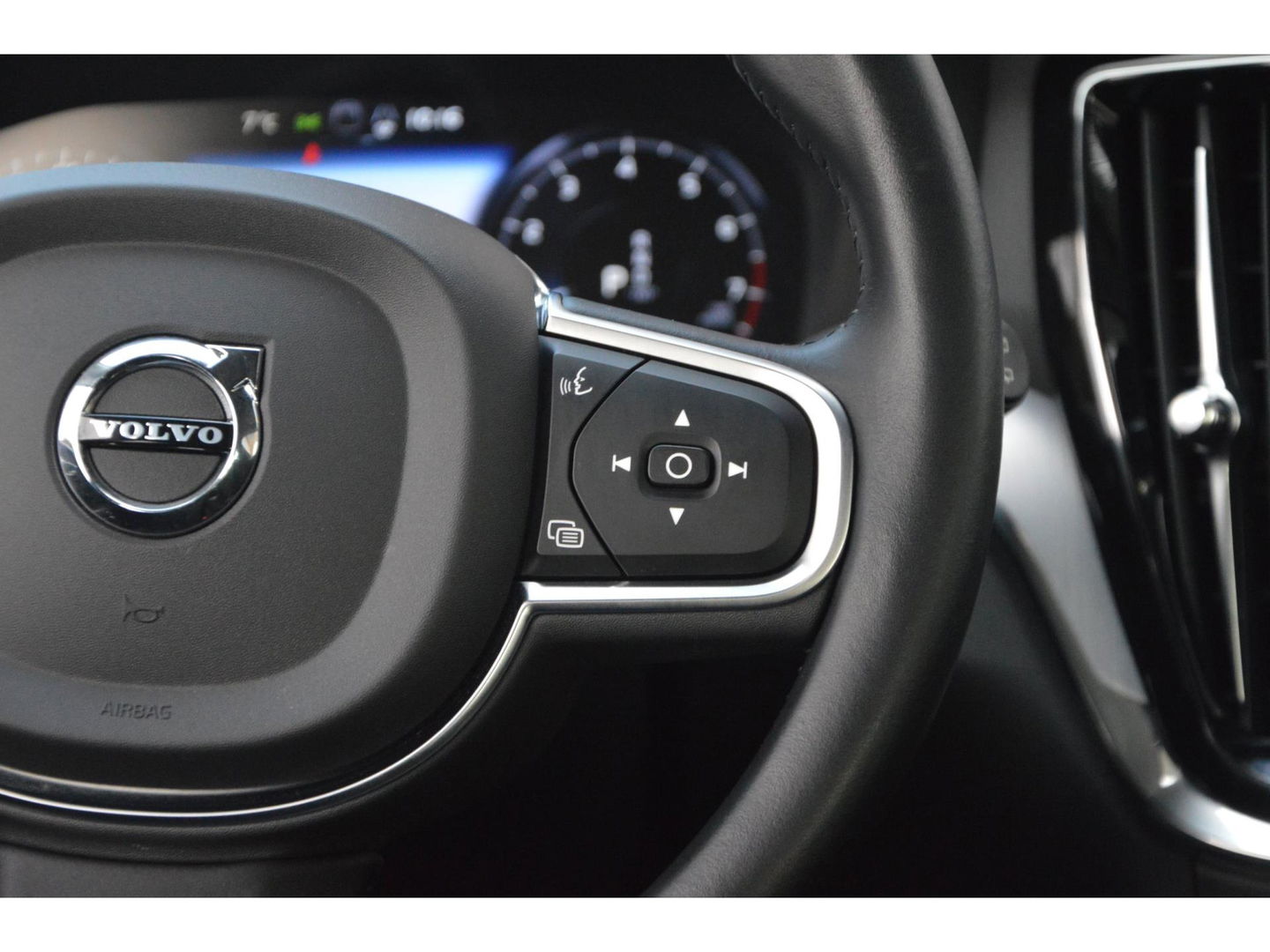 Volvo V60 B3 Business Pro | Adaptive Cruise | Camera | Apple CarPlay | Elektrische voorruit | BLIS |