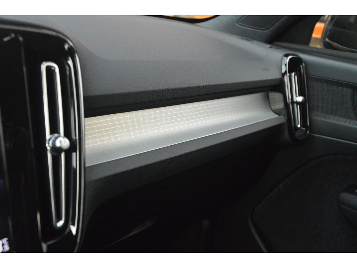 Volvo XC40 T4 Recharge Inscription| Stoel + Stuur Verwarmd | Trekhaak | Camera | Apple CarPlay | BLIS |