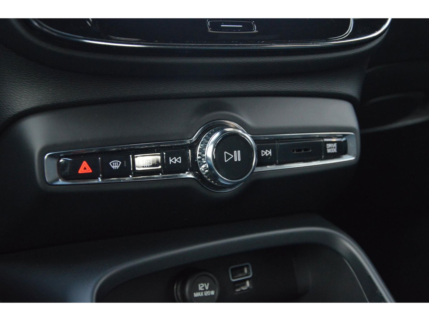 Volvo XC40 T4 Recharge Inscription| Stoel + Stuur Verwarmd | Trekhaak | Camera | Apple CarPlay | BLIS |