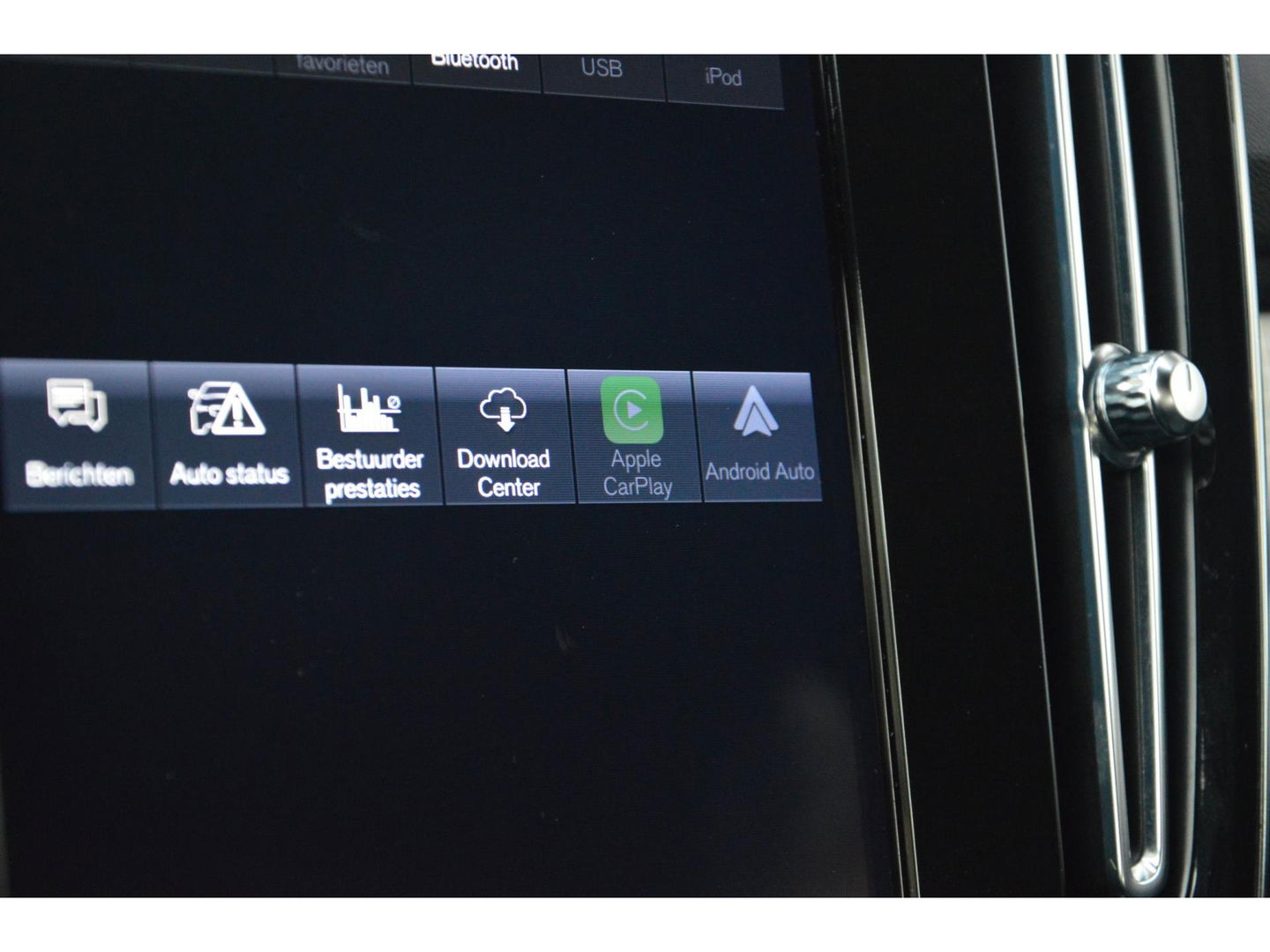 Volvo XC40 T4 Recharge Inscription| Stoel + Stuur Verwarmd | Trekhaak | Camera | Apple CarPlay | BLIS |